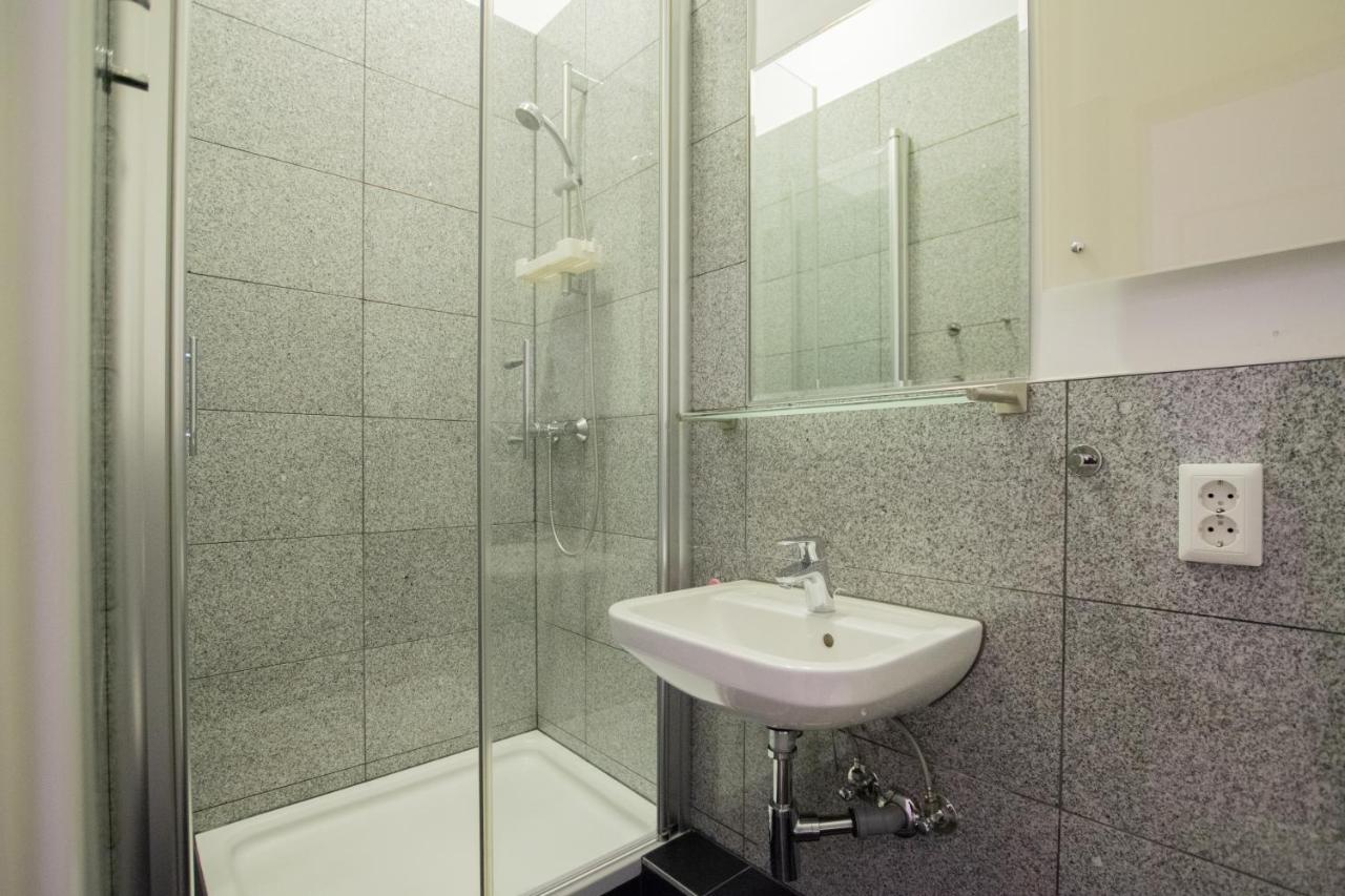 Raj Living - 1 Or 3 Room Apartments - 20 Min Messe Dus And Old Town Dus Dusseldorf Bagian luar foto