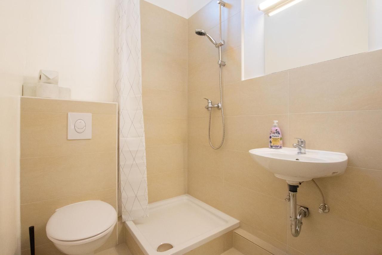 Raj Living - 1 Or 3 Room Apartments - 20 Min Messe Dus And Old Town Dus Dusseldorf Bagian luar foto