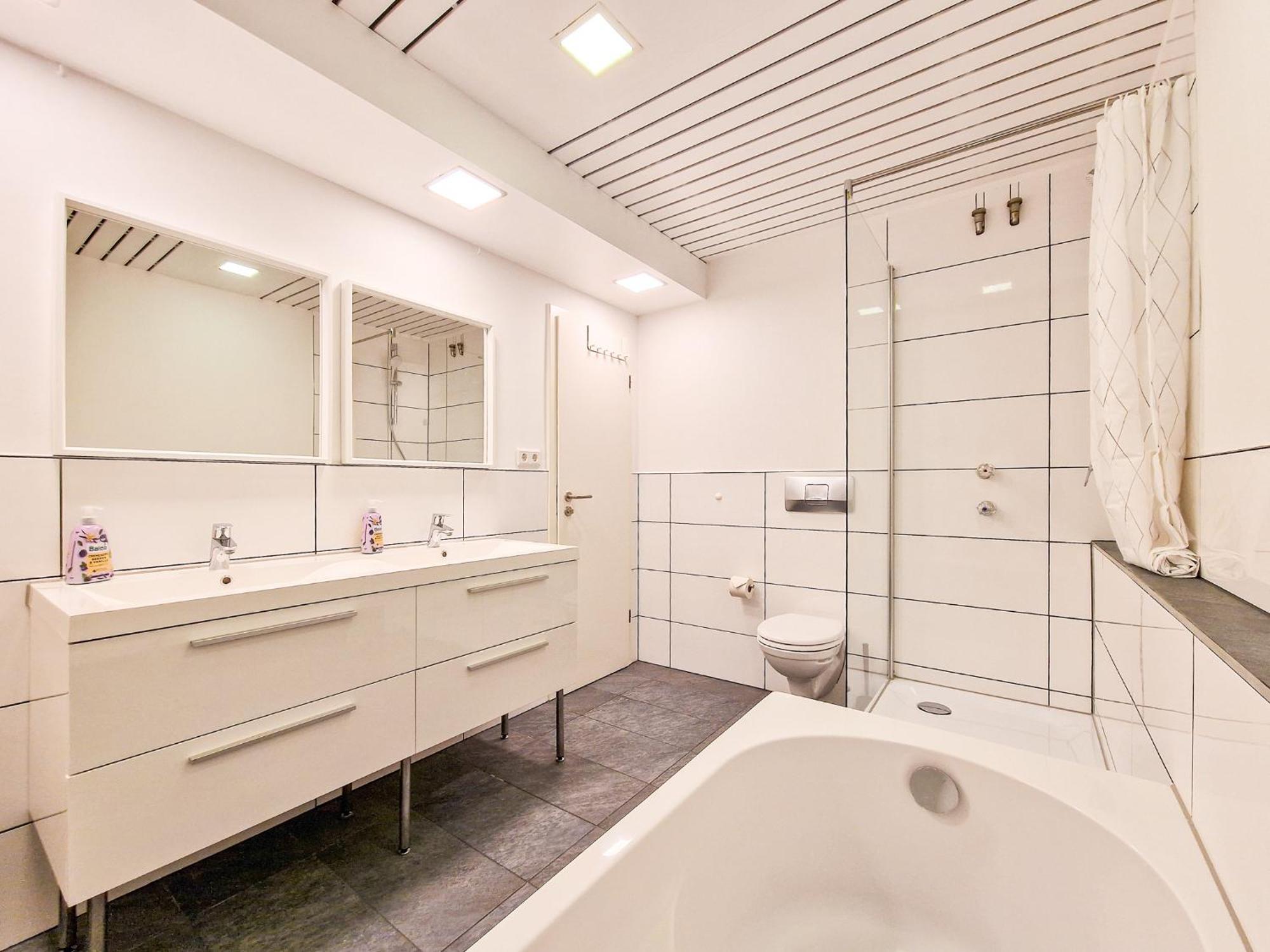 Raj Living - 1 Or 3 Room Apartments - 20 Min Messe Dus And Old Town Dus Dusseldorf Bagian luar foto