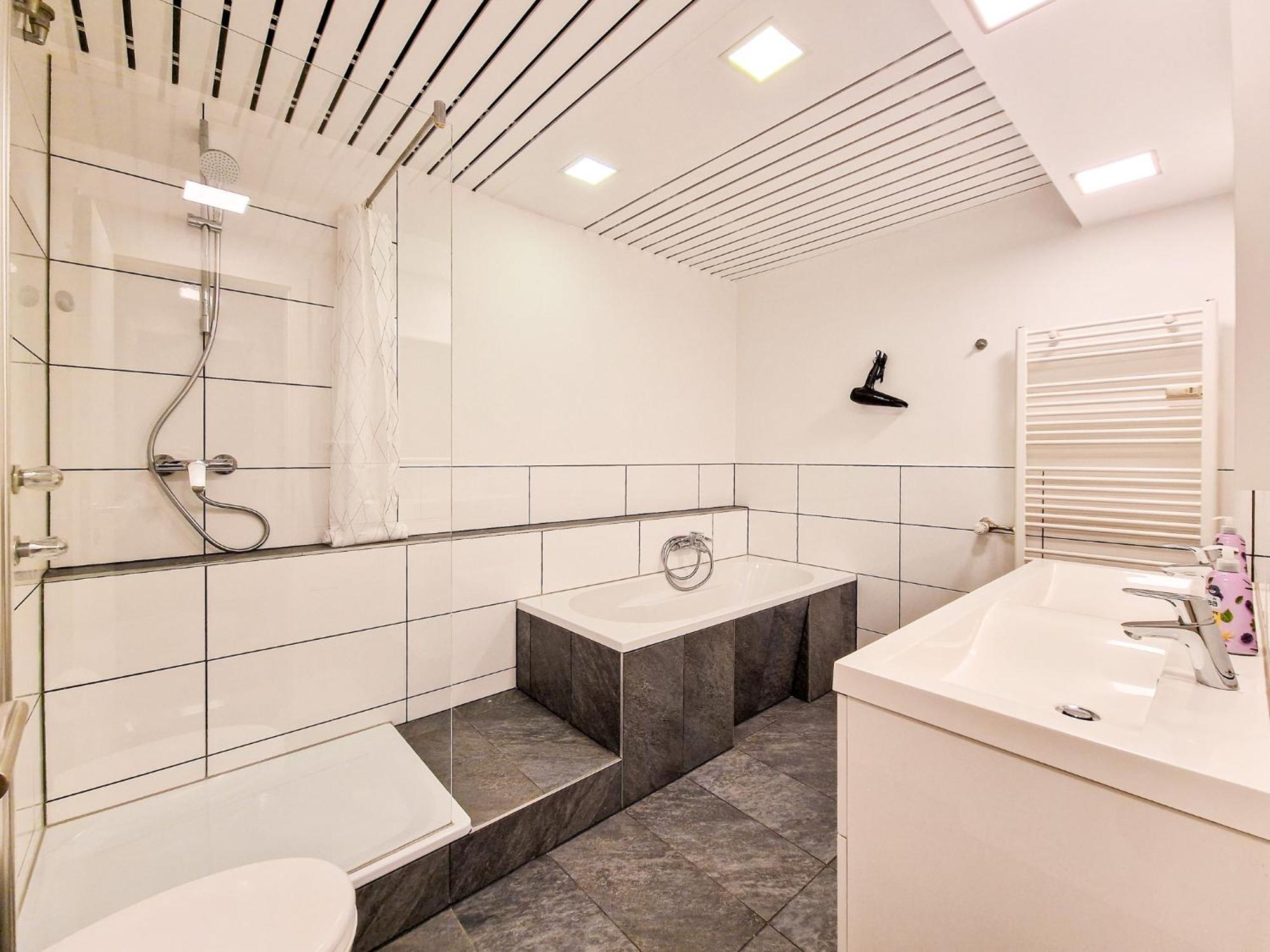 Raj Living - 1 Or 3 Room Apartments - 20 Min Messe Dus And Old Town Dus Dusseldorf Bagian luar foto